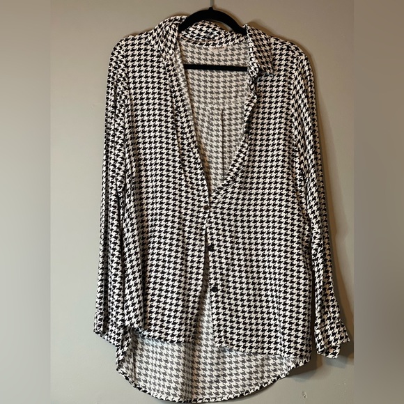Black and White Patterned Buttoned Up Blouse - Picture 1 of 3